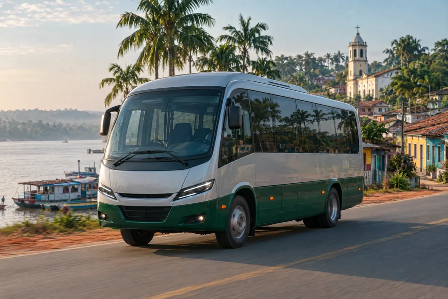 Micro-ônibus parado em um ponto à beira do rio
